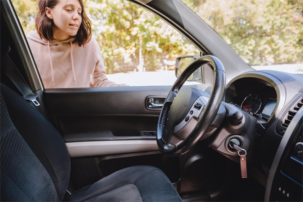 Cómo abrir una puerta de coche bloqueada o con las llaves dentro