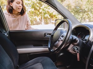 Cómo abrir una puerta de coche bloqueada o con las llaves dentro